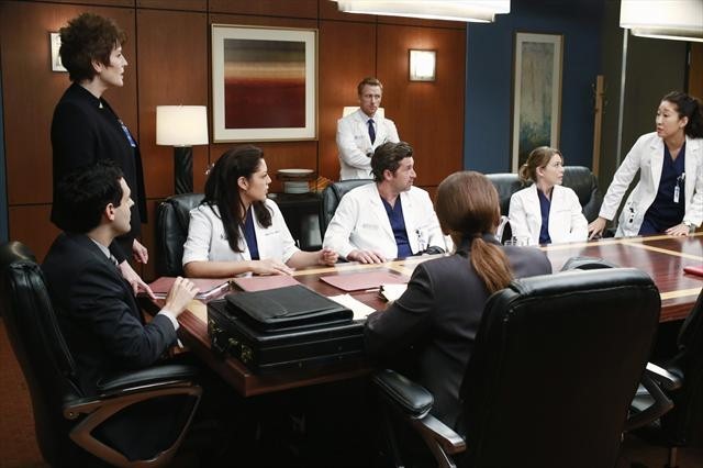 Meeghan Holaway در صحنه سریال تلویزیونی آناتومی گری به همراه الن پامپئو، Patrick Dempsey، کوین مک کید، Sandra Oh و Sara Ramirez