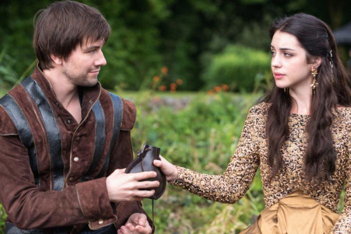 Torrance Coombs در صحنه سریال تلویزیونی سلطنت به همراه Adelaide Kane