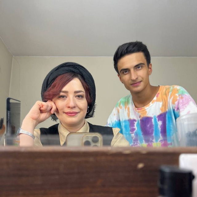 تصویری از صالح شعبانلو، چهره‌پرداز و بازیگر سینما و تلویزیون در پشت صحنه یکی از آثارش