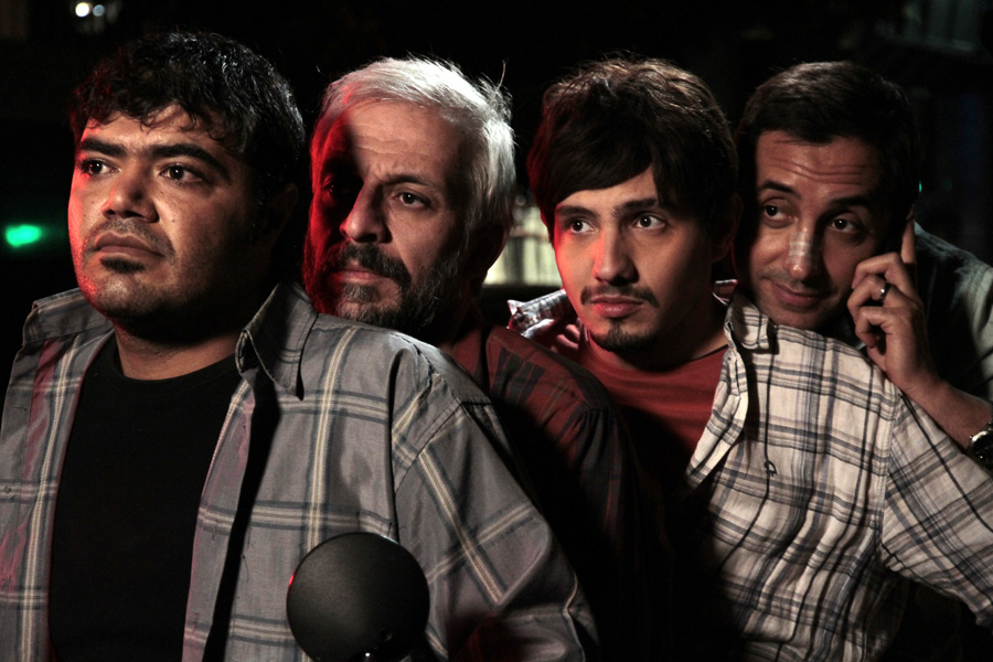 کاظم سیاحی در صحنه سریال تلویزیونی لیسانسه‌ها به همراه امیر کاظمی و امیرحسین رستمی