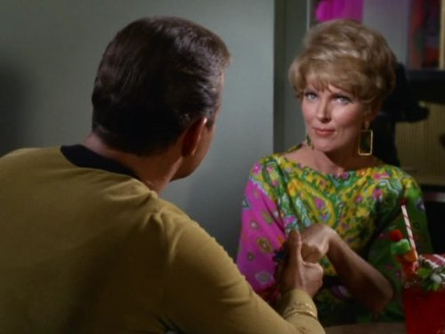 Joan Marshall در صحنه سریال تلویزیونی پیشتازان فضا به همراه William Shatner