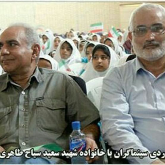 تصویری از پرویز پرستویی، بازیگر و تهیه کننده سینما و تلویزیون در حال بازیگری سر صحنه یکی از آثارش