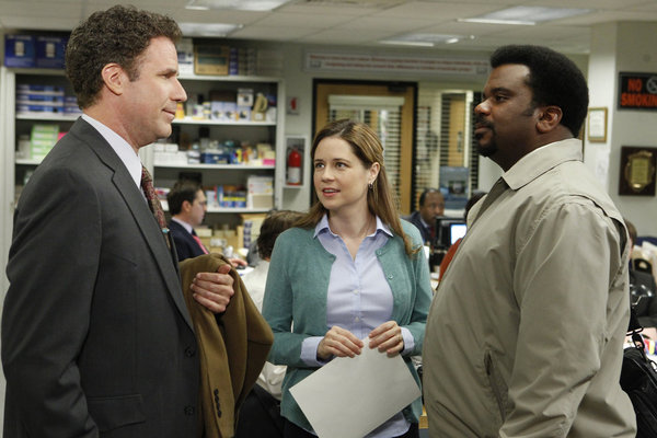 Jenna Fischer در صحنه سریال تلویزیونی اداره به همراه Craig Robinson و ویل فرل