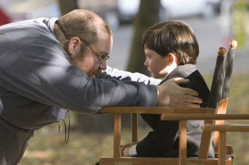 John Moore در صحنه فیلم سینمایی طالع نحس به همراه سیموس دیوی-فیتزپاتریک