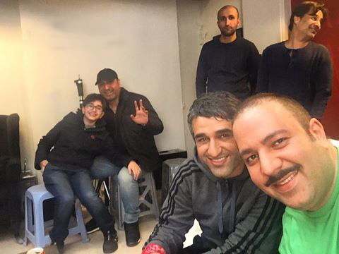 پژمان جمشیدی در پشت صحنه فیلم سینمایی خوب بد جلف به همراه علی اوجی