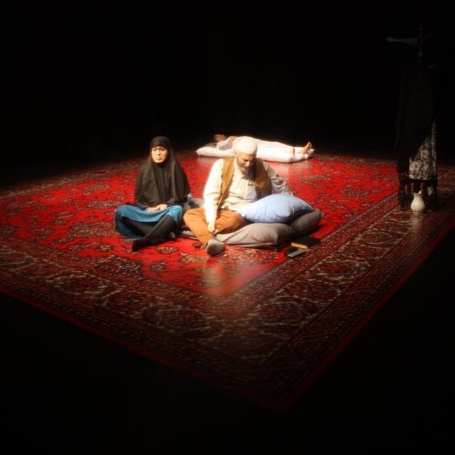 تصویری از آیدا کیخایی، بازیگر و کارگردان سینما و تلویزیون در حال بازیگری سر صحنه یکی از آثارش