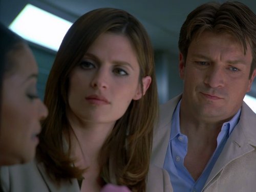 Tamala Jones در صحنه سریال تلویزیونی کستل به همراه Stana Katic و Nathan Fillion