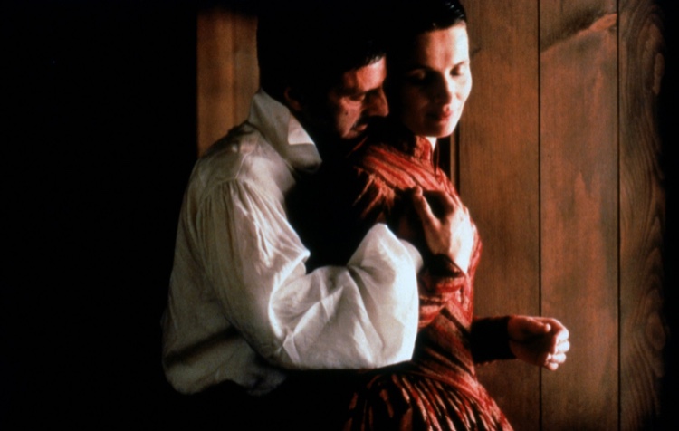 ژولیت بینوش در صحنه فیلم سینمایی The Widow of Saint-Pierre به همراه Daniel Auteuil