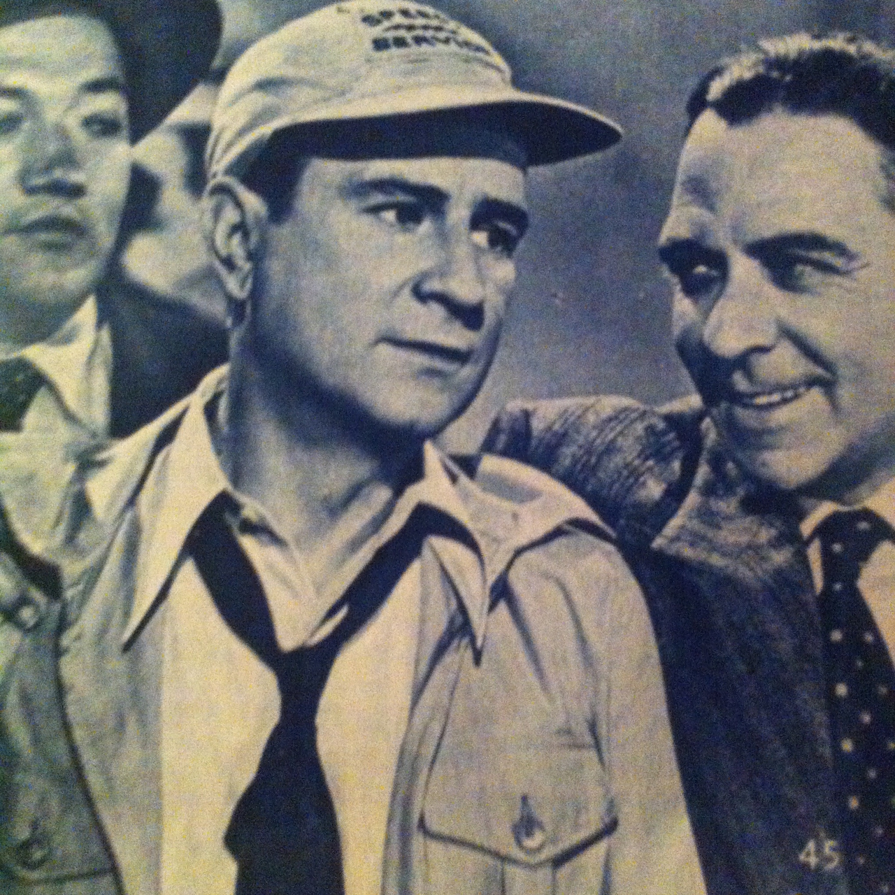 Bud Abbott در صحنه فیلم سینمایی The Noose Hangs High به همراه Joseph Calleia