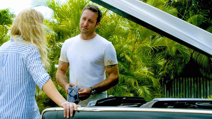 Mirrah Foulkes در صحنه سریال تلویزیونی Hawaii Five-0 به همراه Alex O'Loughlin