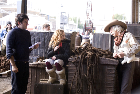 Chris Weitz در صحنه فیلم سینمایی قطب نمای طلایی به همراه Dakota Blue Richards و Sam Elliott