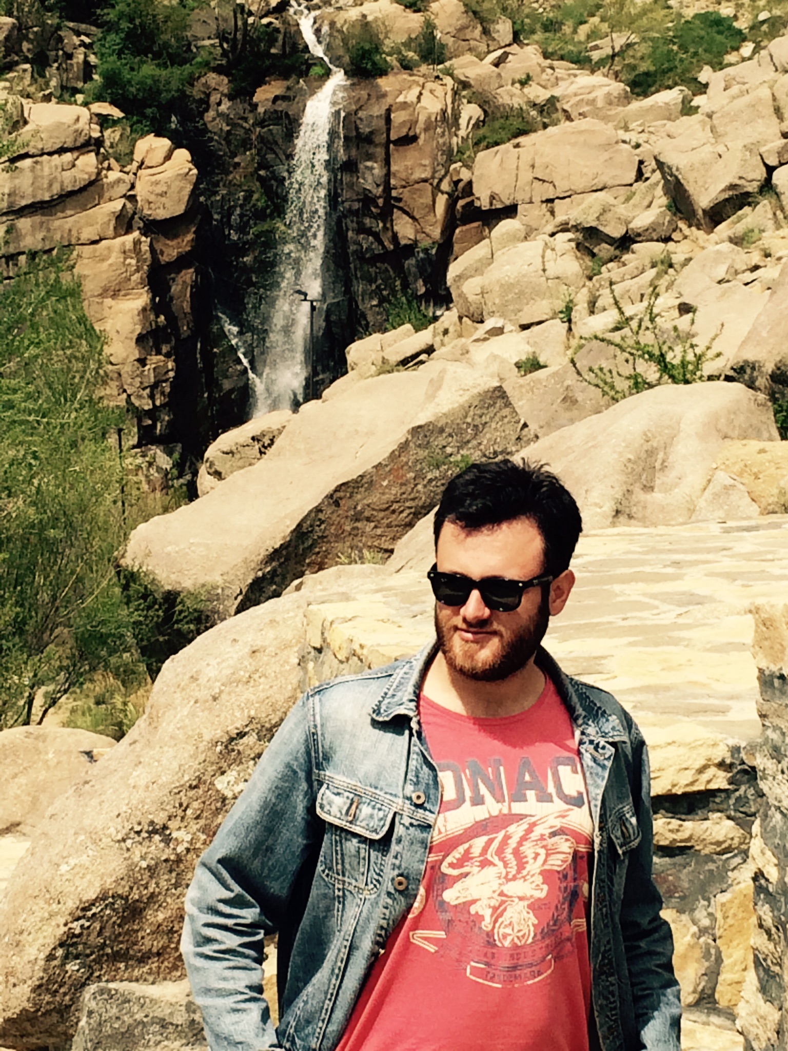 تصویری از محسن علینقی، بازیگر سینما و تلویزیون در حال بازیگری سر صحنه یکی از آثارش