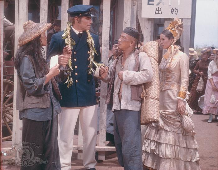ماکو ایواماتسو در صحنه فیلم سینمایی Master of the Islands به همراه جرالدین چاپلین و Charlton Heston