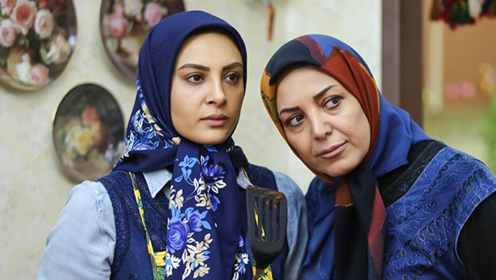 شراره دولت‌آبادی در صحنه سریال تلویزیونی آقا و خانم سنگی به همراه حدیثه تهرانی