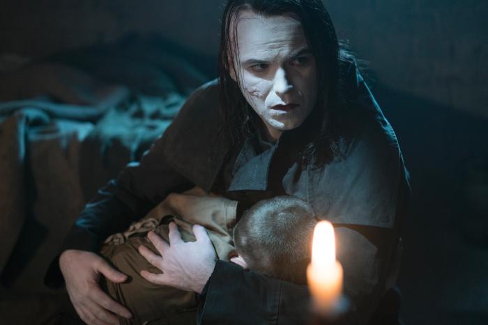 روری کینیار در صحنه سریال تلویزیونی جدال با هیولا ها