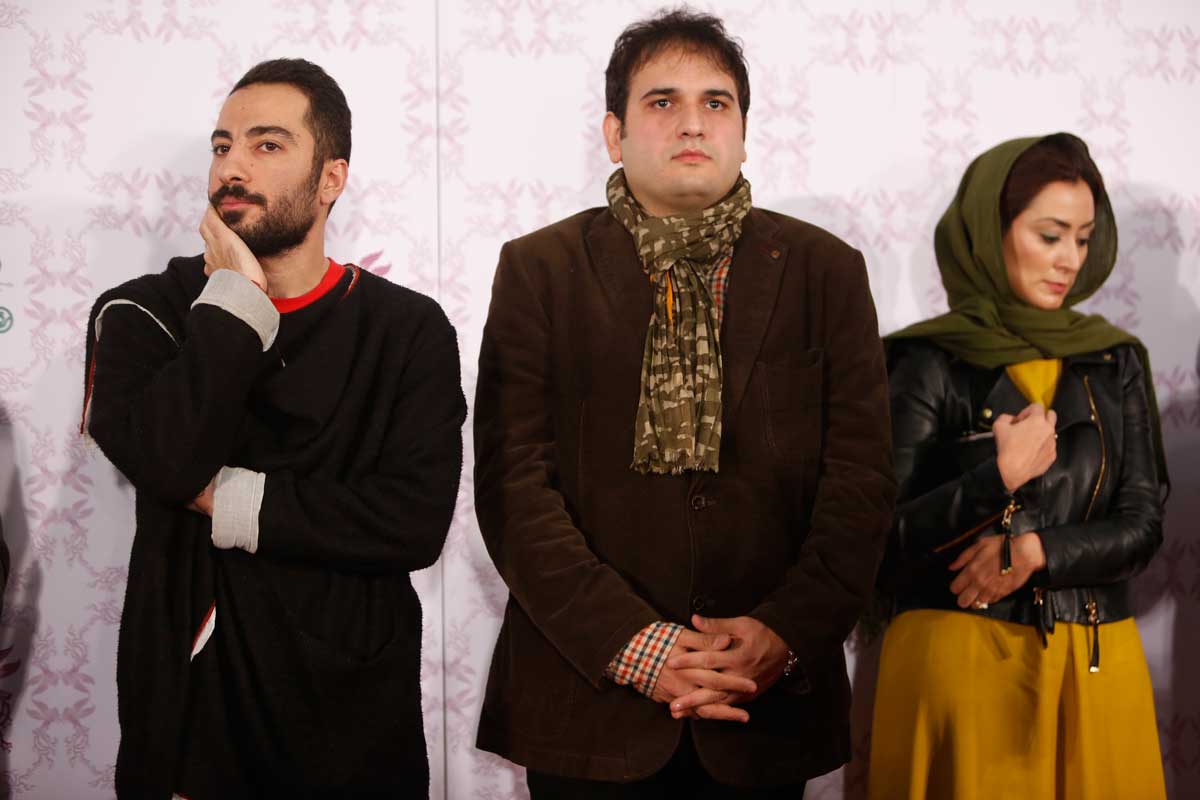نوید محمدزاده در فرش قرمز فیلم سینمایی لانتوری به همراه رضا درمیشیان و مریم پالیزبان