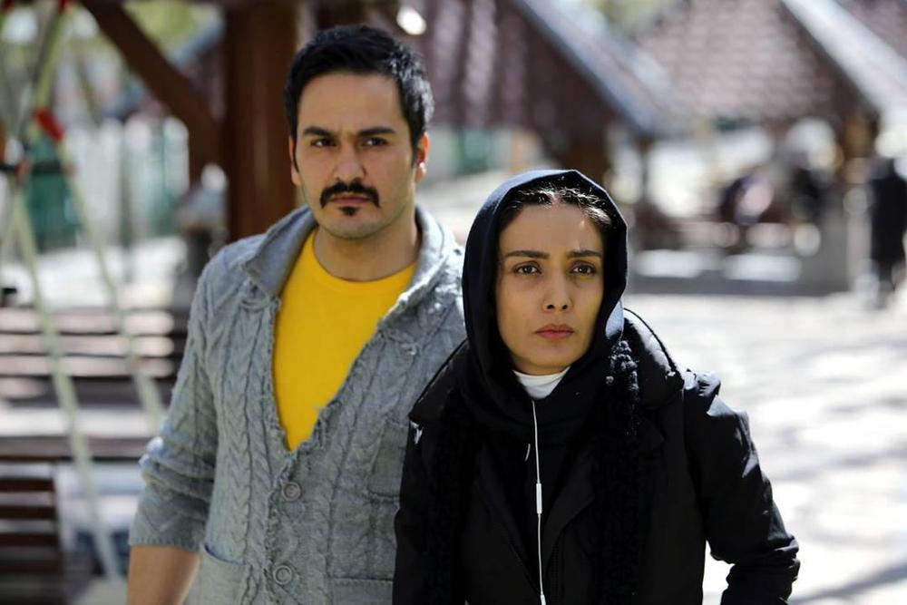میلاد کی‌مرام در صحنه فیلم سینمایی غیر مجاز به همراه لیلا زارع