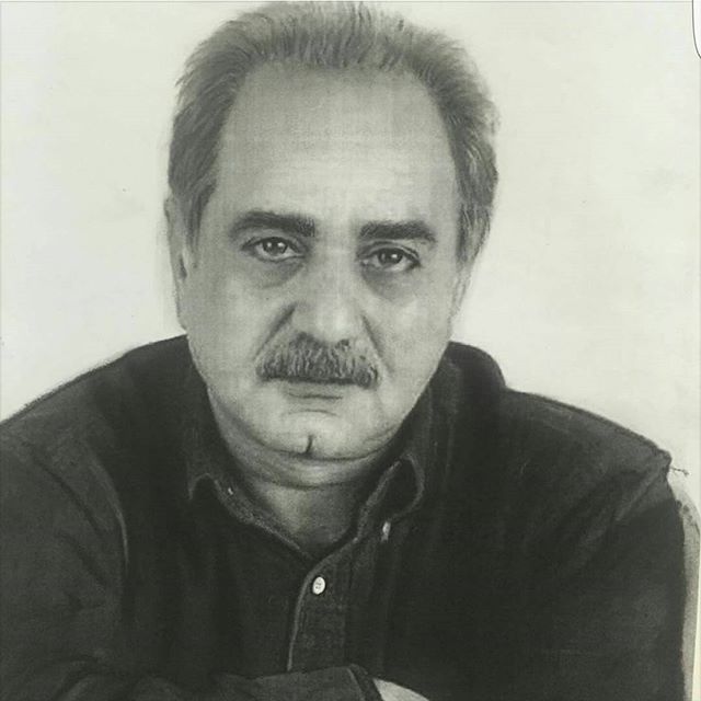 تصویری از پرویز پرستویی، بازیگر و تهیه کننده سینما و تلویزیون در حال بازیگری سر صحنه یکی از آثارش