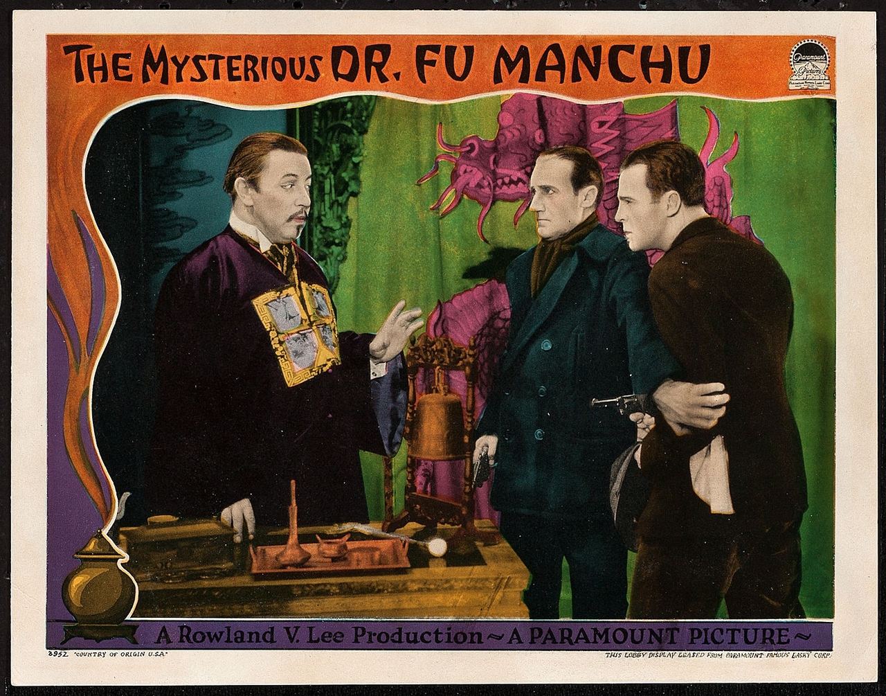 O.P. Heggie در صحنه فیلم سینمایی The Mysterious Dr. Fu Manchu به همراه وارنر اولاند و Neil Hamilton