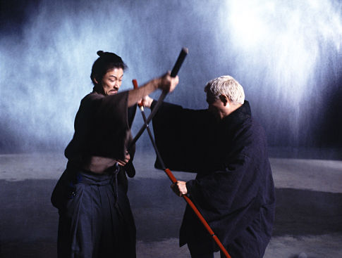 Tadanobu Asano در صحنه فیلم سینمایی زاتویچی به همراه Takeshi Kitano