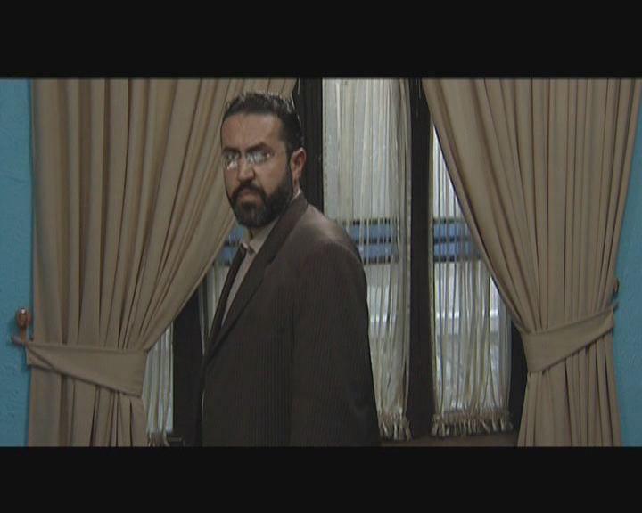 تصویری از فرهاد فاتحی، بازیگر سینما و تلویزیون در حال بازیگری سر صحنه یکی از آثارش