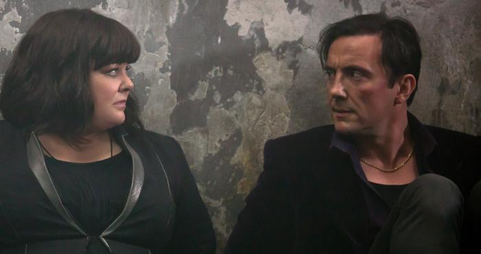 پیتر سرافیناویچ در صحنه فیلم سینمایی جاسوس به همراه ملیسا مک کارتی