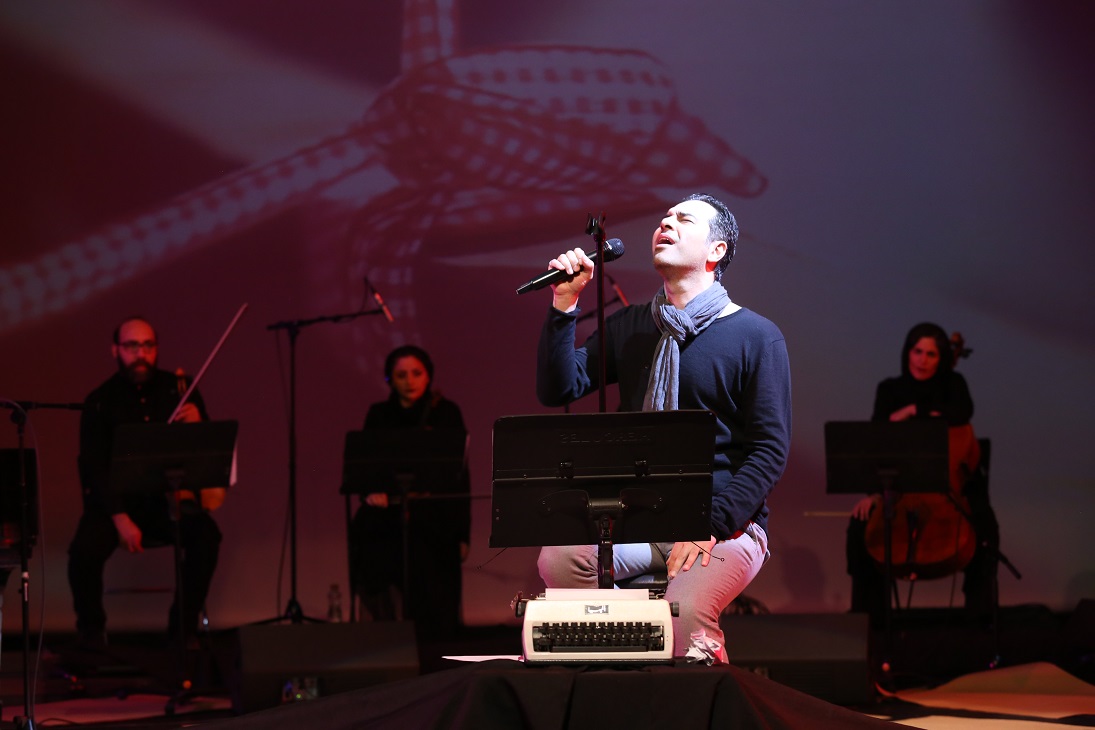 تصویری از احسان بیرق‌دار، آهنگ ساز و نوازنده سینما و تلویزیون در حال بازیگری سر صحنه یکی از آثارش