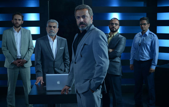 حسین پاکدل در صحنه سریال شبکه نمایش خانگی عالیجناب به همراه امیر آقایی، احسان کرمی، علیرضا رئیسی و بابک حمیدیان
