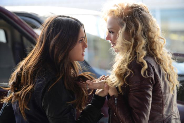 Penelope Mitchell در صحنه سریال تلویزیونی خاطرات خون آشام به همراه Nina Dobrev
