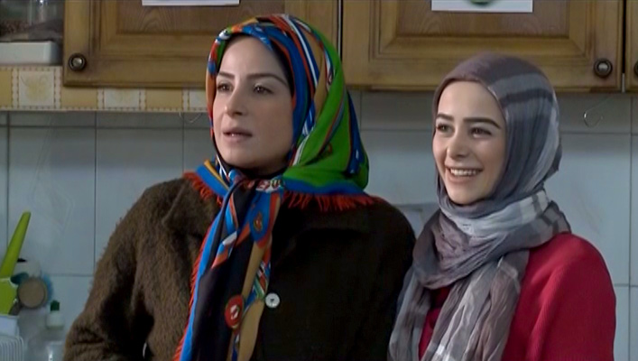 سیما تیرانداز در صحنه سریال تلویزیونی دودکش به همراه الناز حبیبی