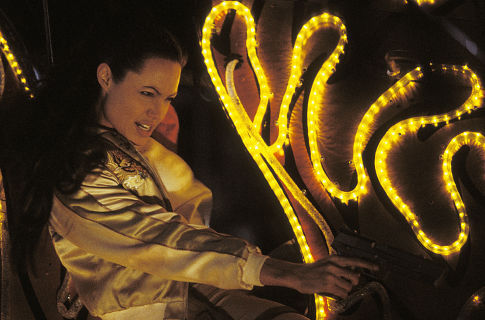 آنجلینا جولی در صحنه فیلم سینمایی لارا کرافت مهاجم مقبره: گهواره حیات