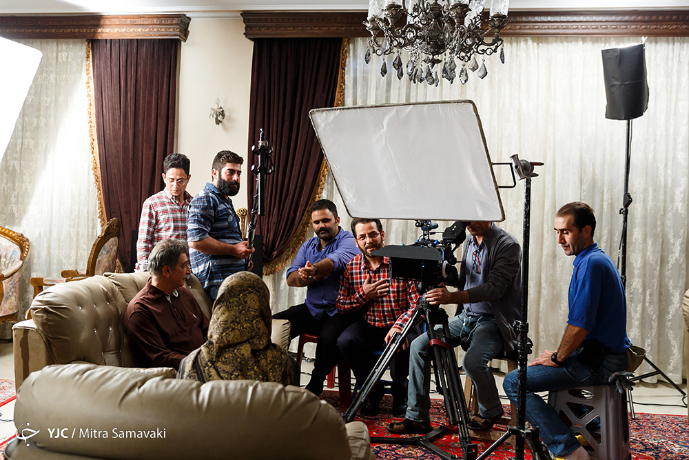 محمود‌ پاک‌نیت در پشت صحنه سریال تلویزیونی پریا به همراه کمند امیرسلیمانی