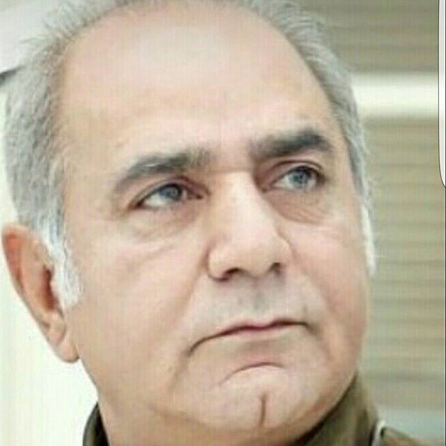 تصویری از پرویز پرستویی، بازیگر و تهیه کننده سینما و تلویزیون در حال بازیگری سر صحنه یکی از آثارش