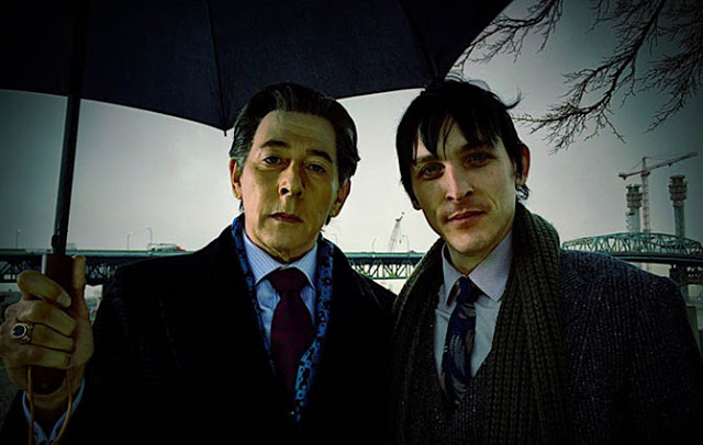 Robin Lord Taylor در صحنه سریال تلویزیونی گاتهام به همراه Paul Reubens