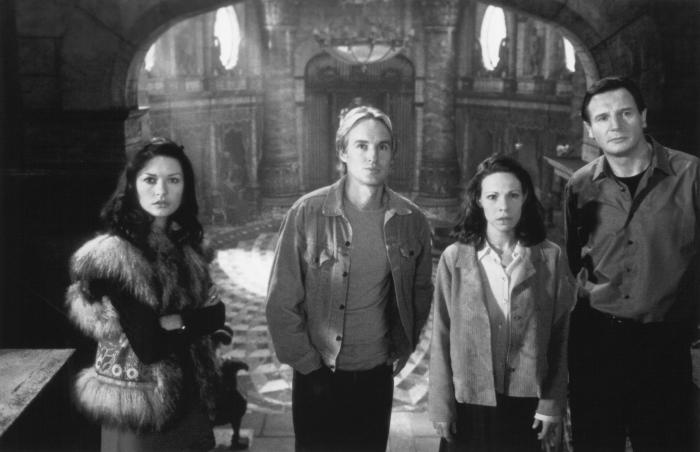 Catherine Zeta-Jones در صحنه فیلم سینمایی تسخیر شده به همراه Lili Taylor، لیام نیسون و Owen Wilson