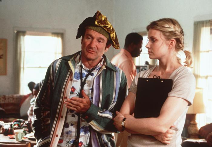 رابین ویلیامز در صحنه فیلم سینمایی پچ آدامز به همراه Monica Potter