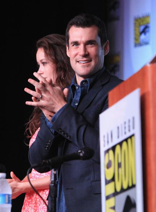 Sean Maher در صحنه سریال تلویزیونی فایرفلای به همراه Summer Glau