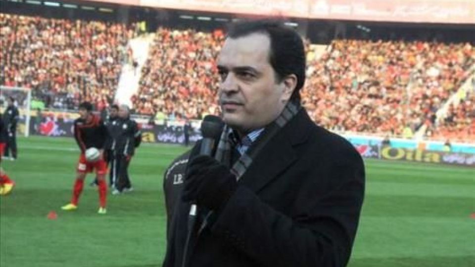 تصویری از پیمان یوسفی، تهیه کننده و مجری سینما و تلویزیون در حال بازیگری سر صحنه یکی از آثارش