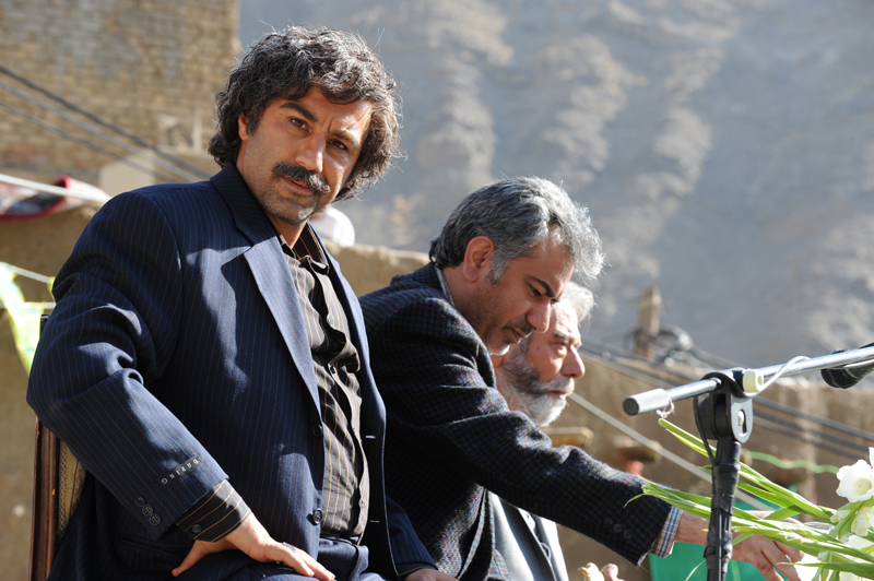 محمدرضا هدایتی در صحنه فیلم سینمایی ایران برگر به همراه محسن تنابنده و علی نصیریان
