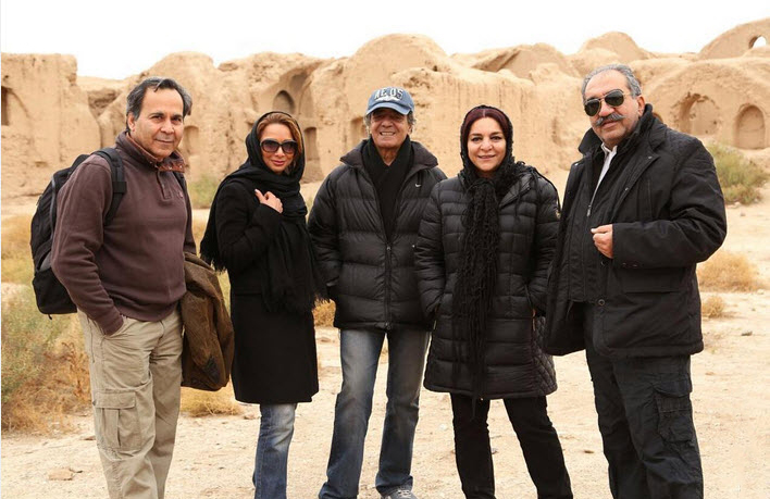 تهمینه میلانی در پشت صحنه فیلم سینمایی ملی و راه‌های نرفته‌اش به همراه تورج منصوری