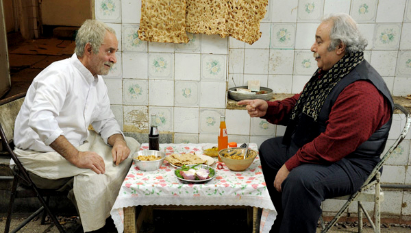 سیروس گرجستانی در صحنه سریال تلویزیونی سه دونگ، سه دونگ به همراه محمد کاسبی