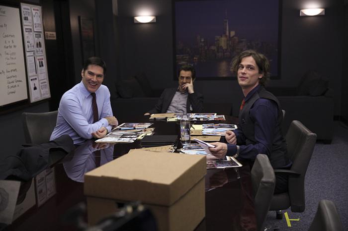 Matthew Gray Gubler در صحنه سریال تلویزیونی ذهن های مجرم به همراه توماس گیبسون و Joe Mantegna