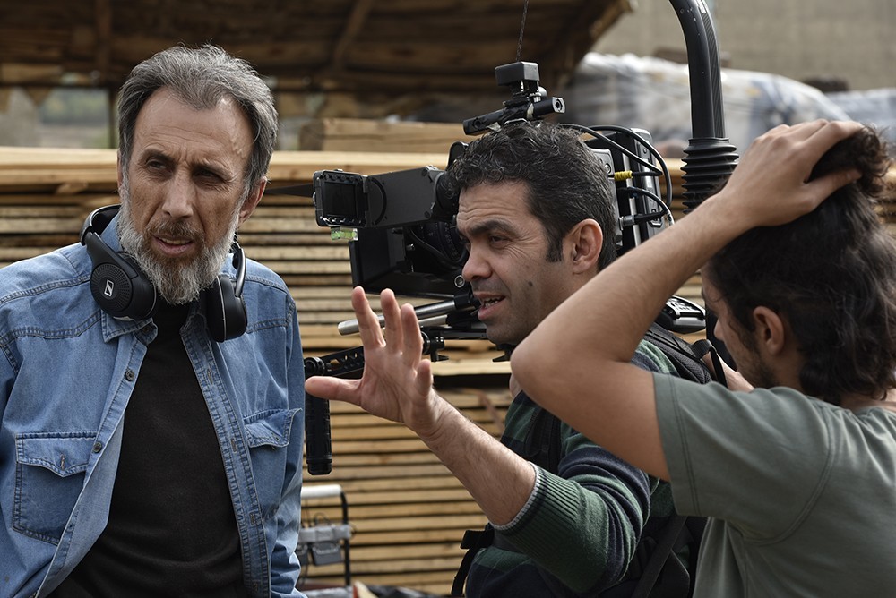حسین شهابی در پشت صحنه فیلم سینمایی آزاد به قید شرط به همراه امین جعفری
