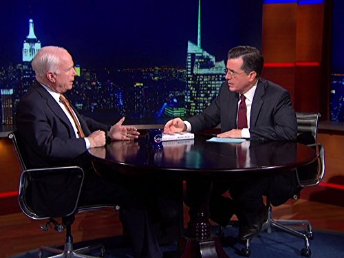 John McCain در صحنه سریال تلویزیونی گزارش کلبر به همراه Stephen Colbert