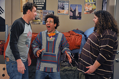 Jorge Garcia در صحنه سریال تلویزیونی آشنایی با مادر به همراه Josh Radnor و Jason Segel