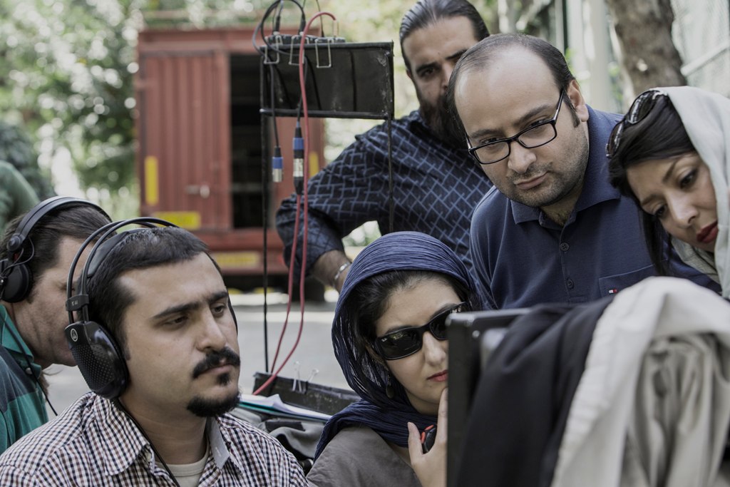 کیارش اسدی‌زاده در پشت صحنه فیلم سینمایی شکاف به همراه سید‌علیرضا علویان