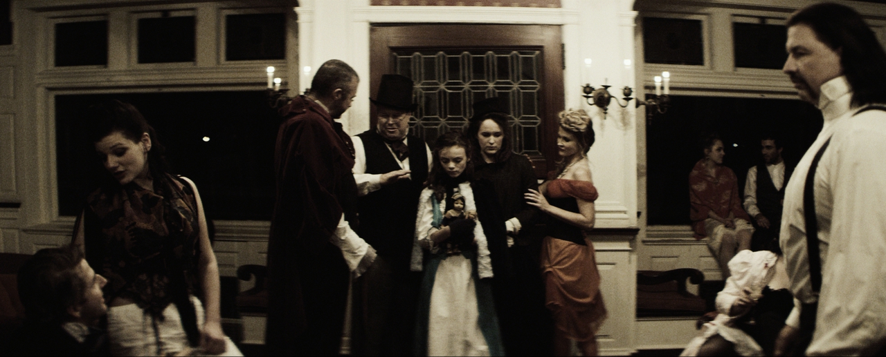 Chanel Ryan در صحنه فیلم سینمایی The Haunting of Alice D به همراه Sarah Nicklin، Jessica Sonneborn، Kane Hodder و Al Snow