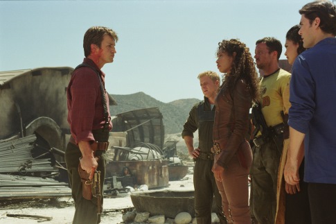 آلن تودیک در صحنه فیلم سینمایی سرنیتی به همراه Sean Maher، آدام بالدوین، مورینا بکرین، Gina Torres و Nathan Fillion