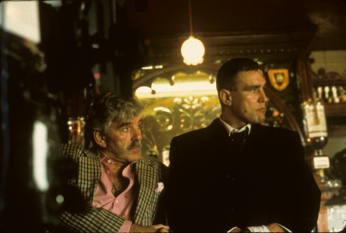 Vinnie Jones در صحنه فیلم سینمایی قاپ زنی به همراه Dennis Farina