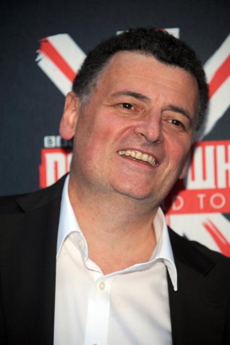 Steven Moffat در صحنه سریال تلویزیونی Doctor Who